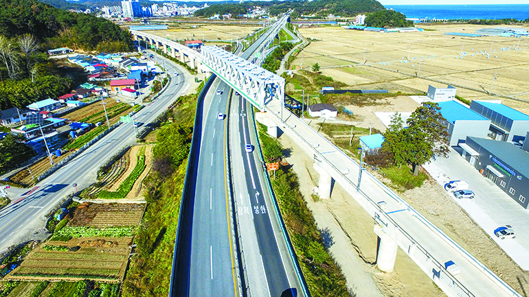 A panoramic view of Wangpicheon Overpass, a section of truss bridge that crosses National Route 7 (Uljin)